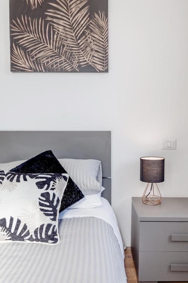 Open The Classic Wooden Shutters At A Cozy City Nest Φλωρεντία Εξωτερικό φωτογραφία