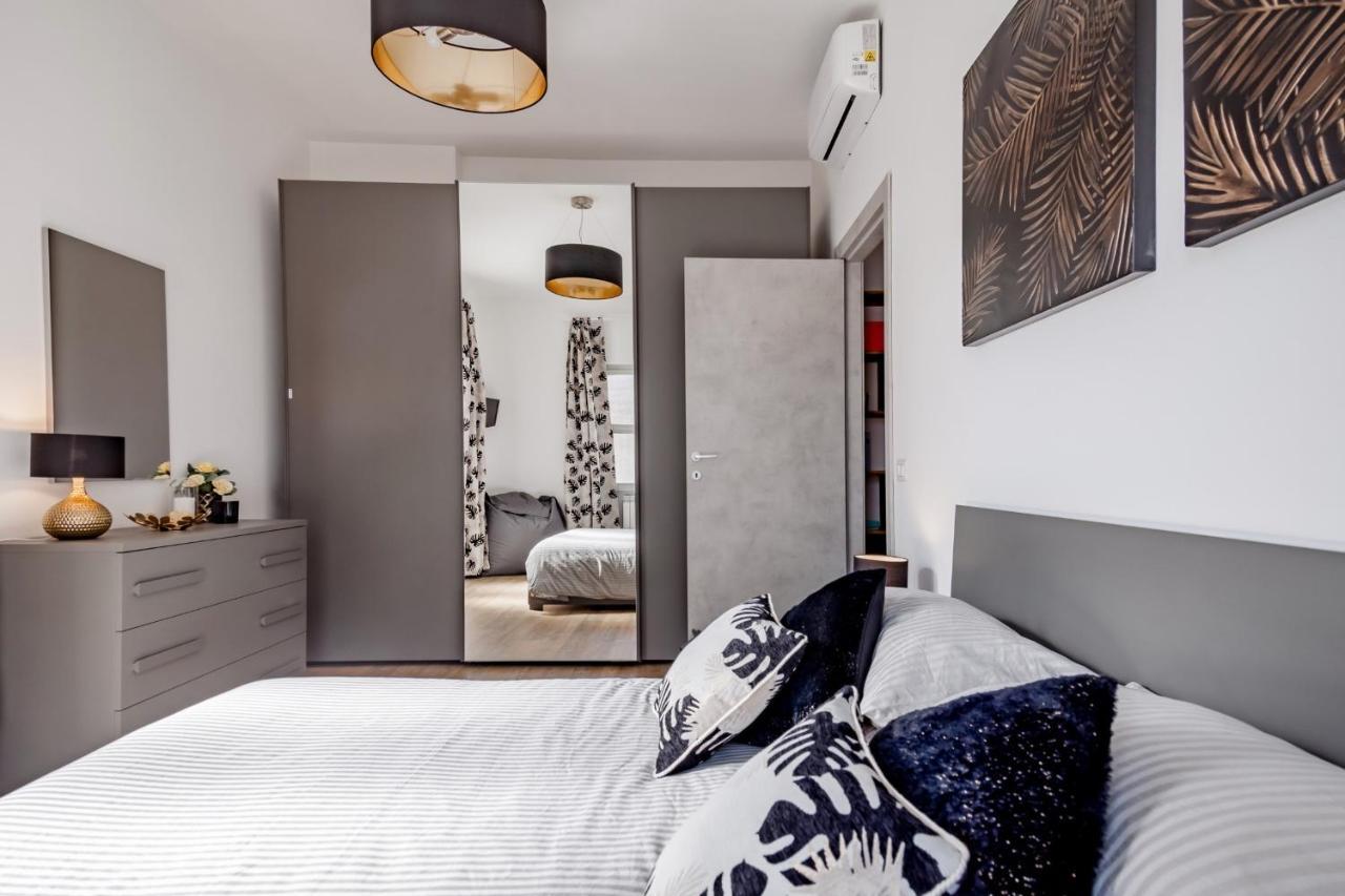 Open The Classic Wooden Shutters At A Cozy City Nest Φλωρεντία Εξωτερικό φωτογραφία