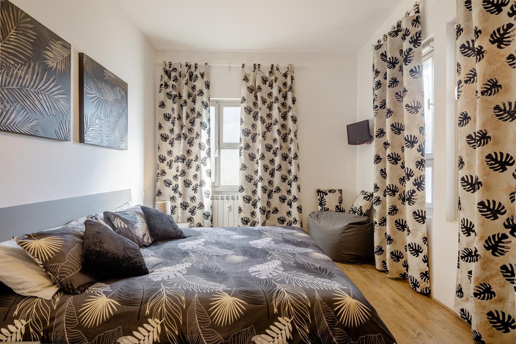 Open The Classic Wooden Shutters At A Cozy City Nest Φλωρεντία Εξωτερικό φωτογραφία