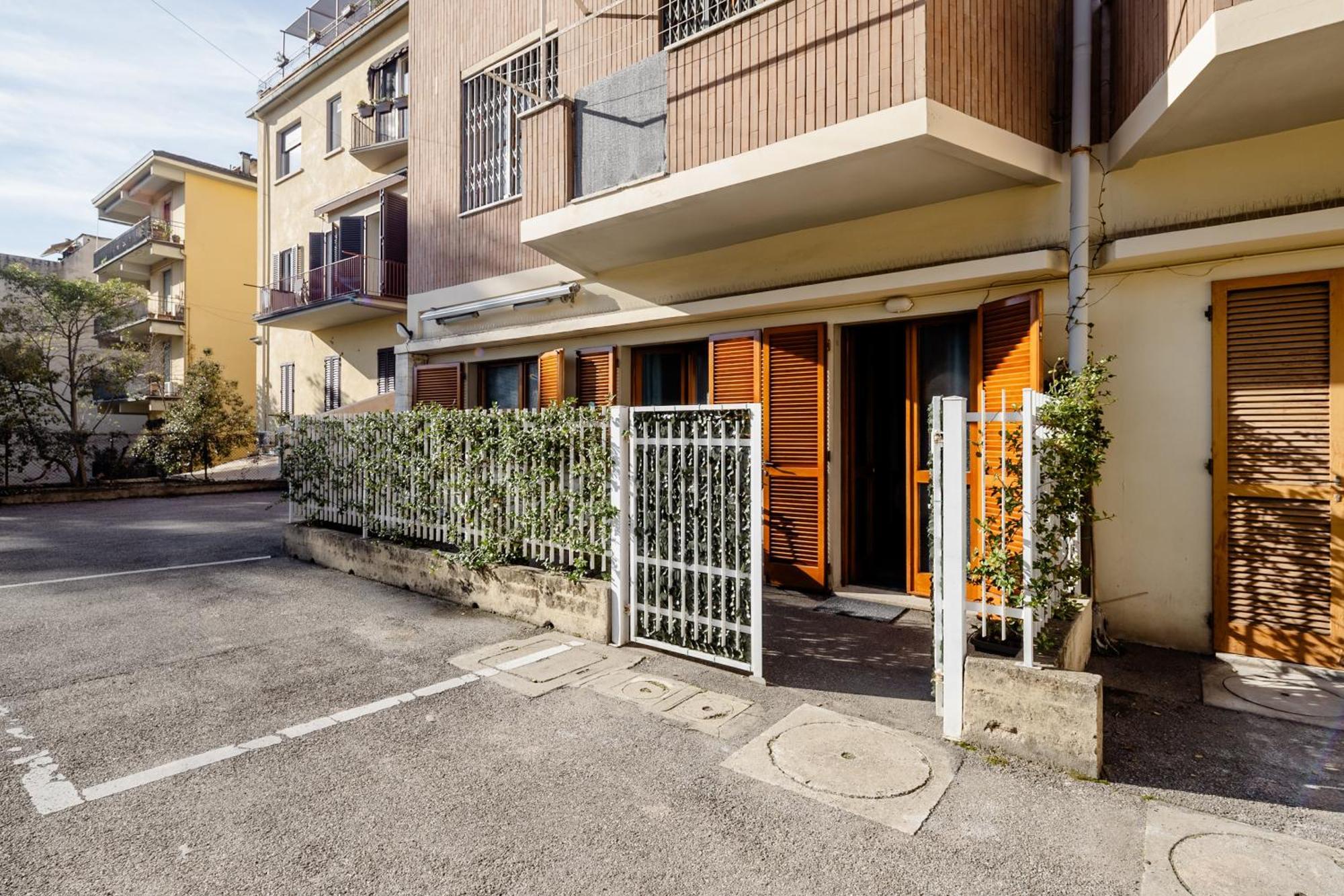 Open The Classic Wooden Shutters At A Cozy City Nest Φλωρεντία Εξωτερικό φωτογραφία