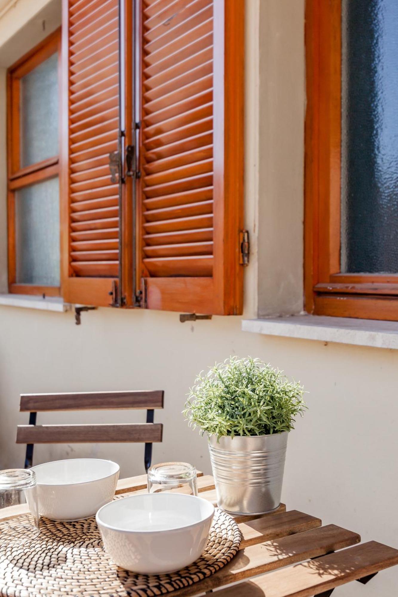 Open The Classic Wooden Shutters At A Cozy City Nest Φλωρεντία Εξωτερικό φωτογραφία