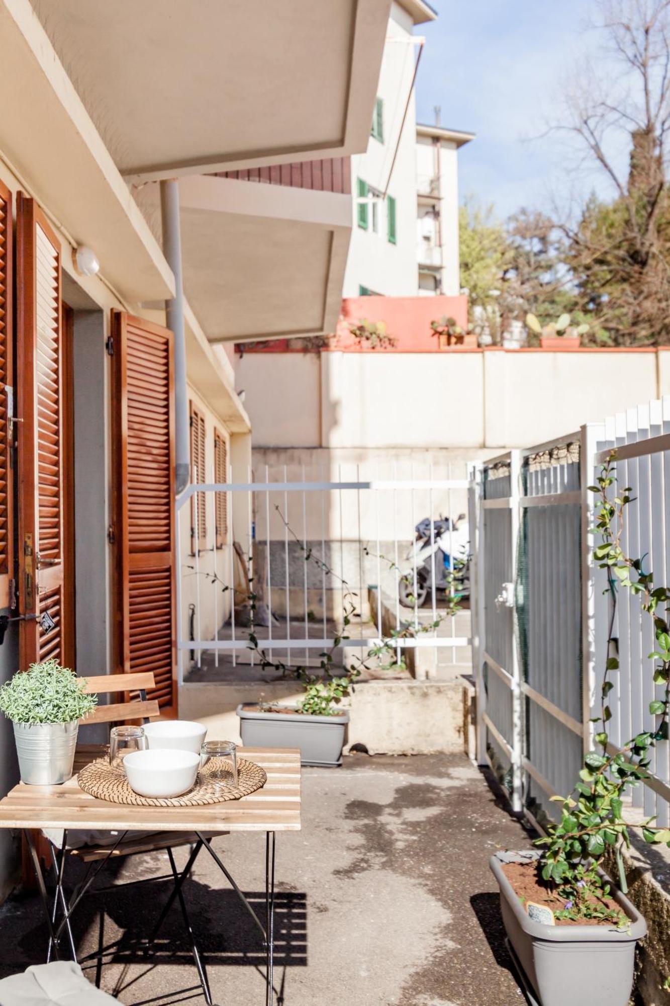 Open The Classic Wooden Shutters At A Cozy City Nest Φλωρεντία Εξωτερικό φωτογραφία