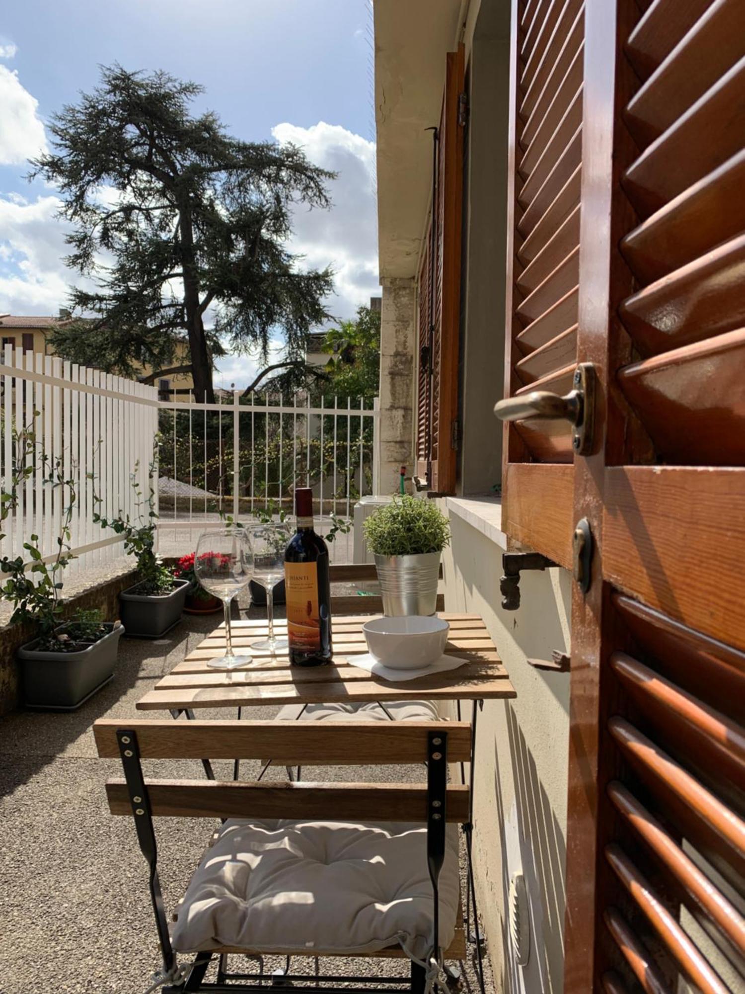 Open The Classic Wooden Shutters At A Cozy City Nest Φλωρεντία Εξωτερικό φωτογραφία