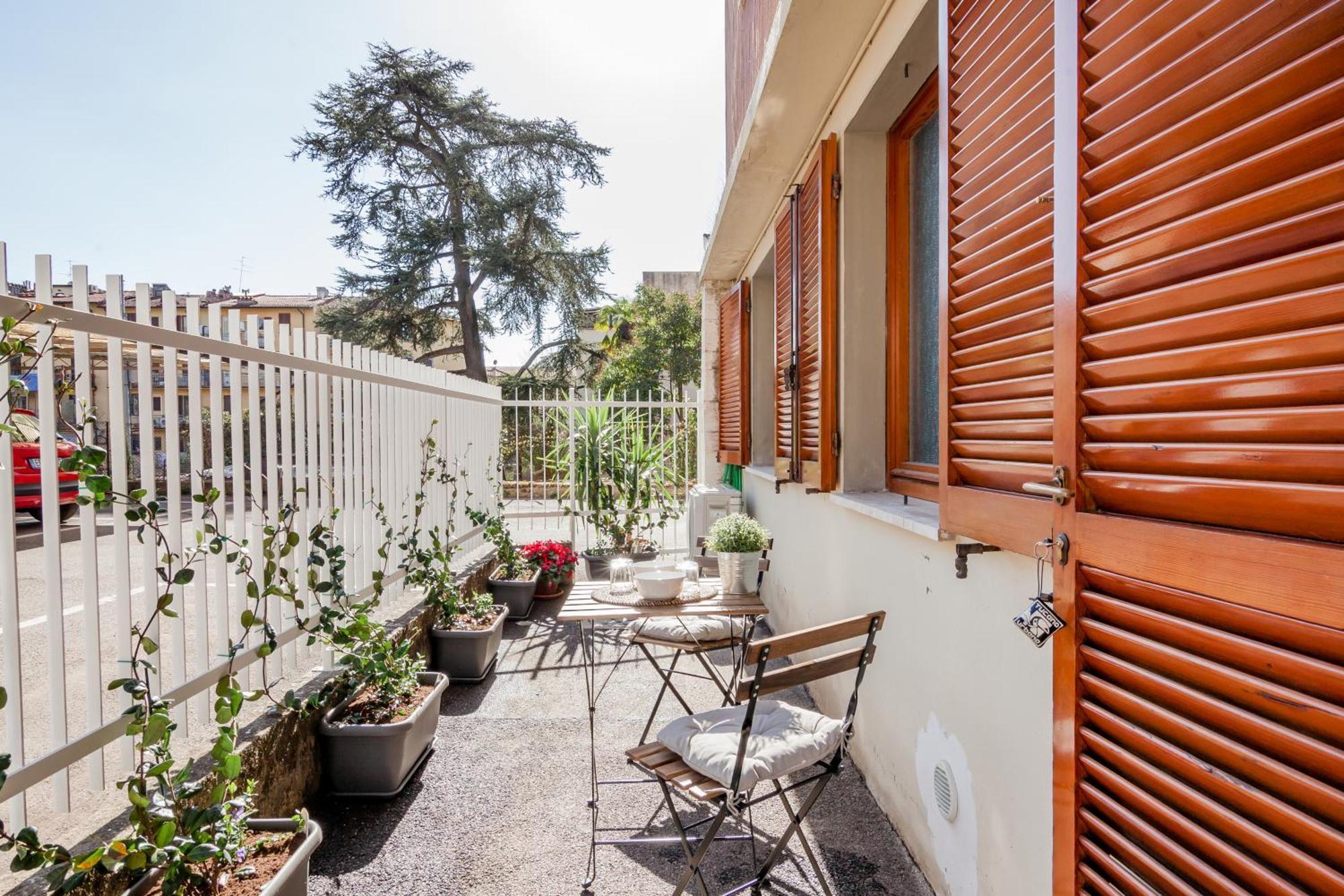 Open The Classic Wooden Shutters At A Cozy City Nest Φλωρεντία Εξωτερικό φωτογραφία