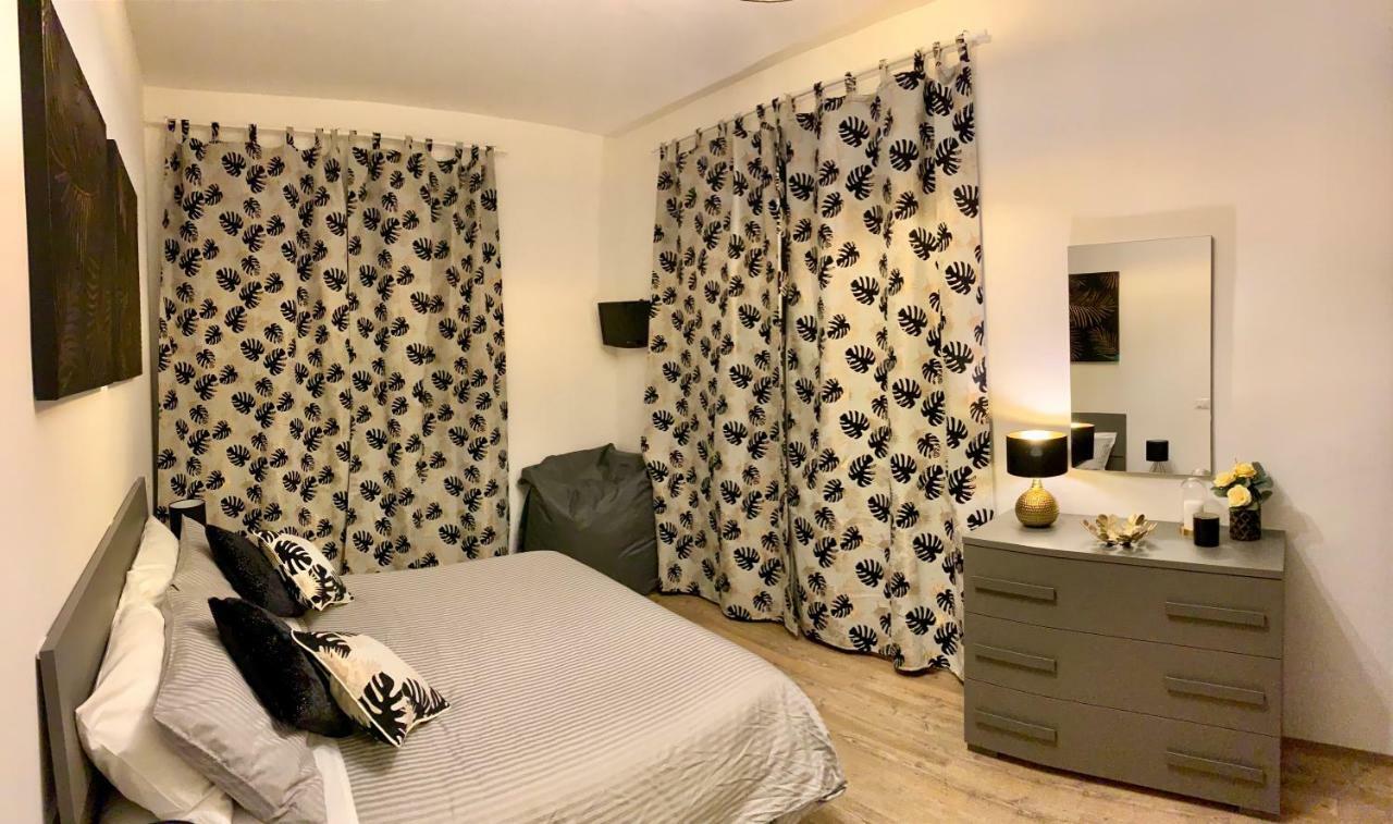 Open The Classic Wooden Shutters At A Cozy City Nest Φλωρεντία Εξωτερικό φωτογραφία