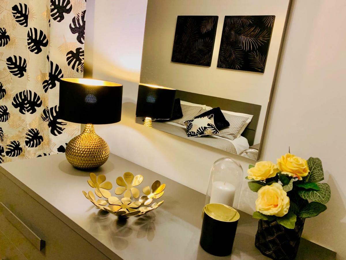 Open The Classic Wooden Shutters At A Cozy City Nest Φλωρεντία Εξωτερικό φωτογραφία