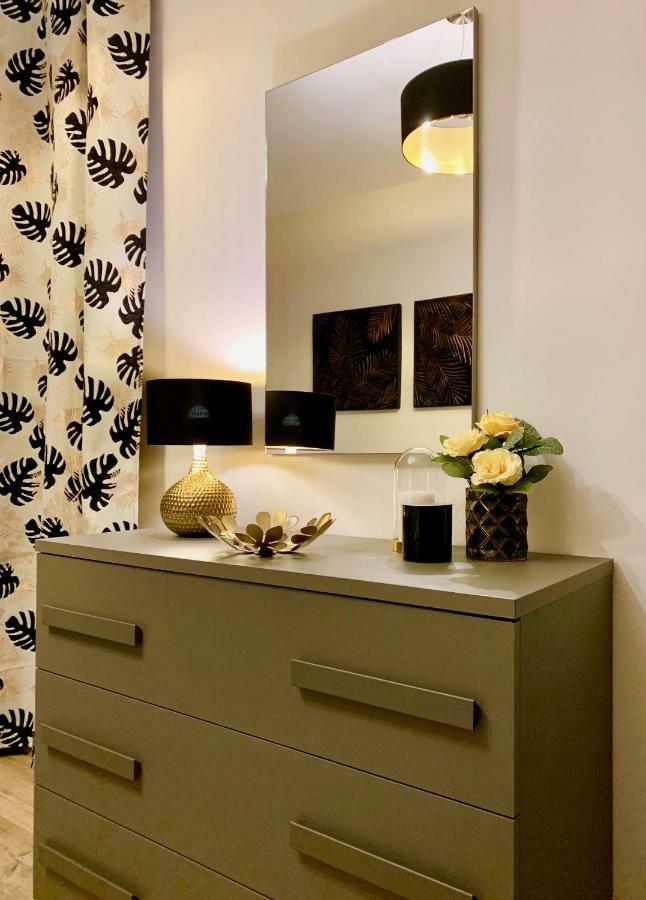 Open The Classic Wooden Shutters At A Cozy City Nest Φλωρεντία Εξωτερικό φωτογραφία