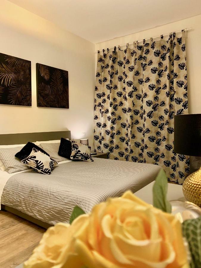 Open The Classic Wooden Shutters At A Cozy City Nest Φλωρεντία Εξωτερικό φωτογραφία