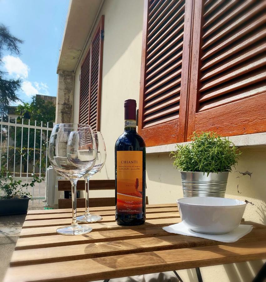 Open The Classic Wooden Shutters At A Cozy City Nest Φλωρεντία Εξωτερικό φωτογραφία